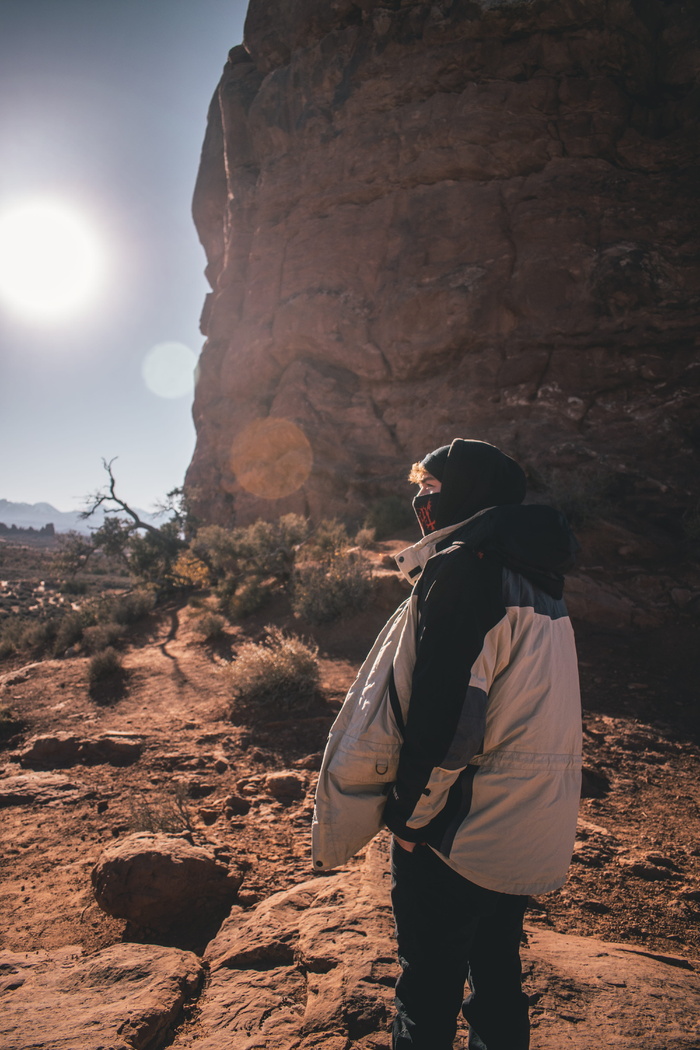 穿夹克的男人手放在口袋里