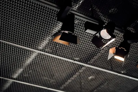 天花板上有三盏聚光灯