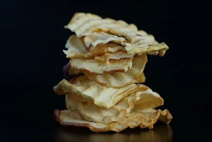 黑色背景、模糊、薯片、焦点、食物、堆、零食、堆叠