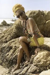 自拍时穿着绿色和红色无肩带上衣的女性