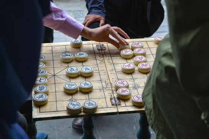 玩棋盘游戏的人