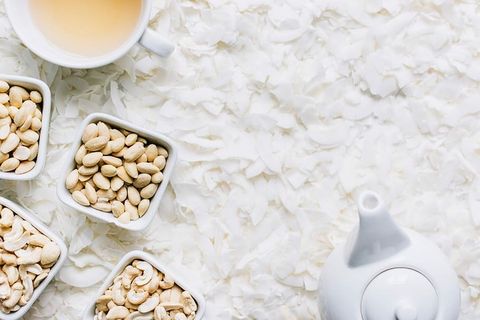 椰子片上的坚果和茶 椰子片上的坚果和茶