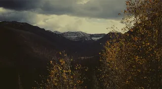 黑色、棕色、云、灰色、山脉、橙色、雪、树木