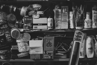 各种化妆品的灰度照片