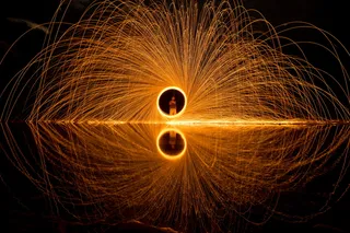 拿着圆形灯的人