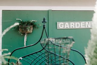 灰白色木制花园招牌