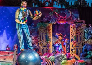 人，杂耍，室内，杂耍者，人，人，表演，展览