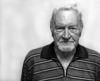 穿马球衫男子的灰度照片