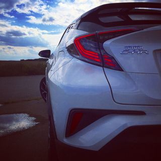 česko，novésady，eco car，suv，c-hr，toyota c-hr，green car，white car