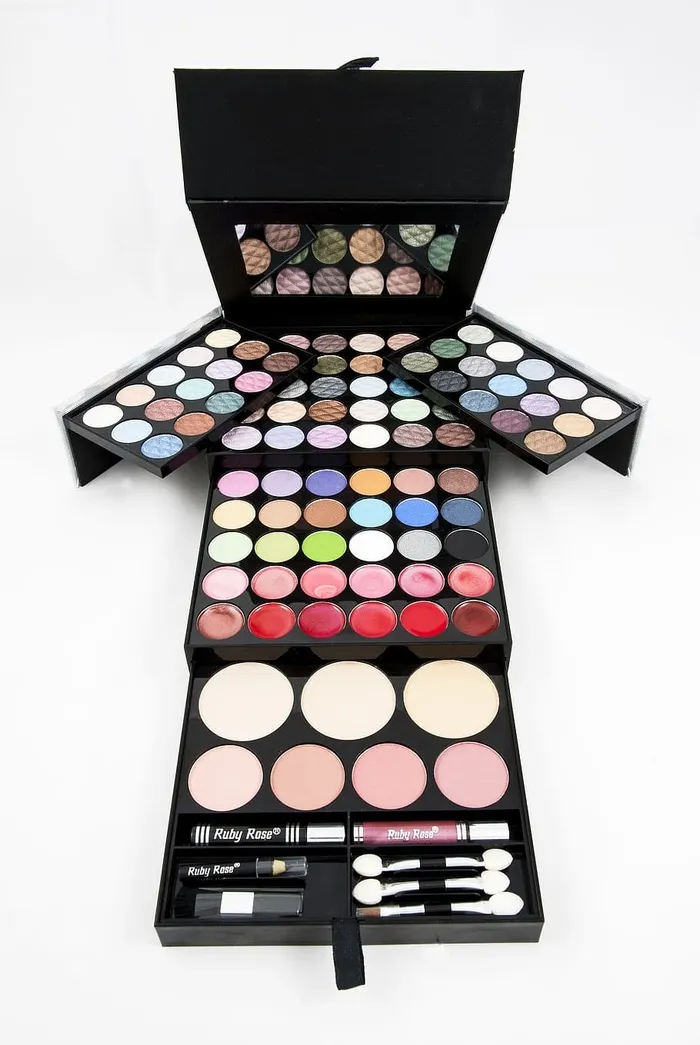 打开，化妆火车盒，眼影，调色板，粉剂，化妆包，胭脂，女人