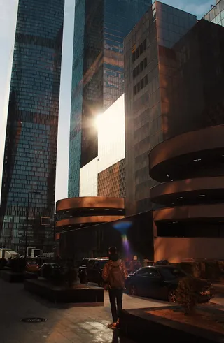 站在路边的男孩