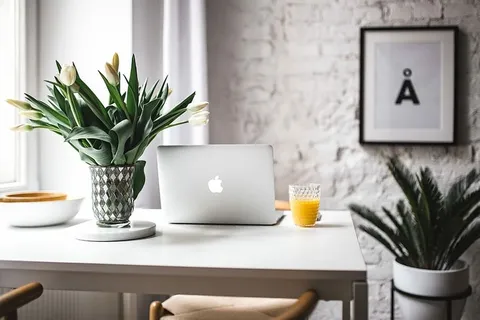 带Macbook Pro的时尚工作空间 带Macbook Pro的时尚工作空间
