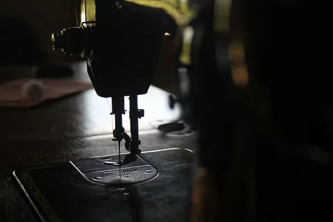 背光、模糊、深色、室内、浅色、旧款、缝纫机、复古款 背光、模糊、深色、室内、浅色、旧款、缝纫机、复古款