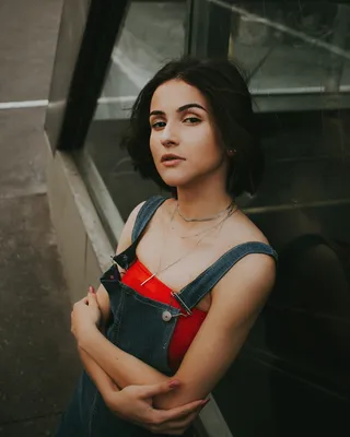 在玻璃墙附近穿套头衫的女人