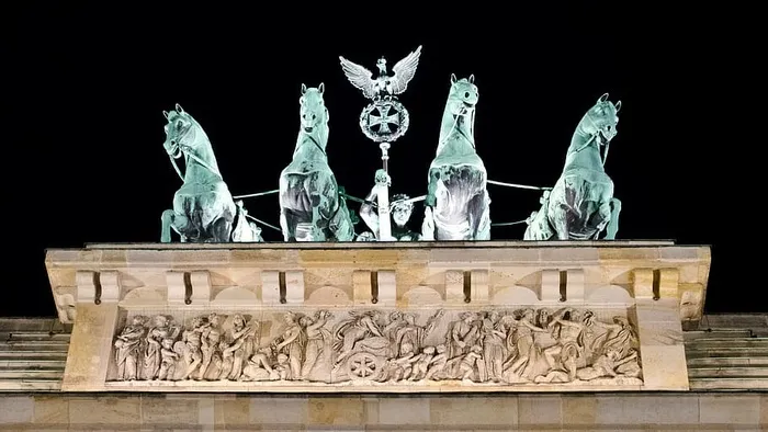 清晰的玻璃马雕像，德国，柏林，勃兰登堡门，quadriga，夜间，黑色背景