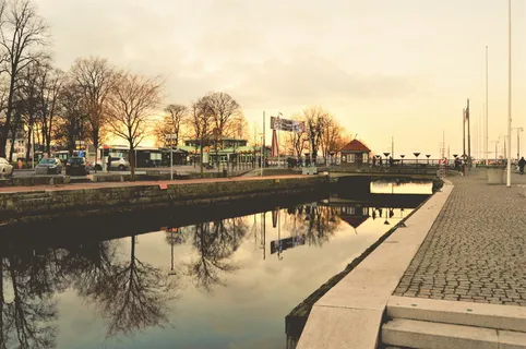 乌贼墨，照片，小溪，桥梁，建筑，建筑，基础设施，城市