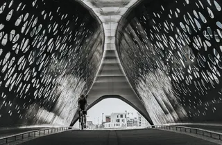 隧道内道路上的自行车手