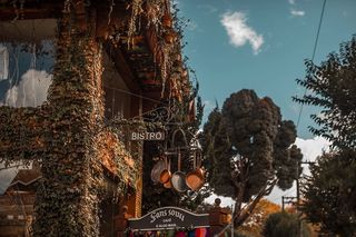 三个靠近小餐馆咖啡馆大楼