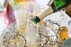 庆典把香槟倒进杯子里。新年快乐！
