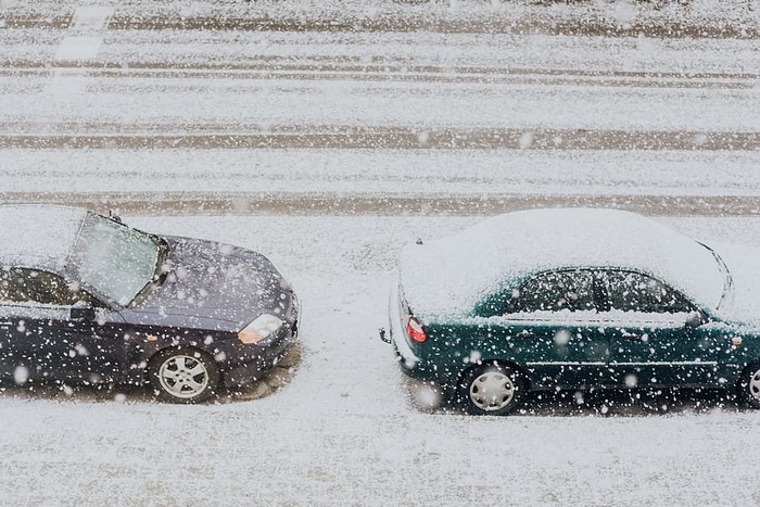 有汽车的雪地街道