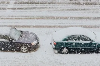 有汽车的雪地街道