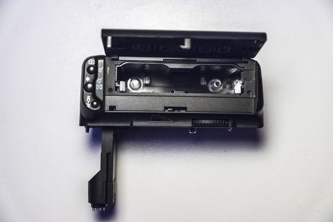 白色表面上的黑色紧凑型摄像头