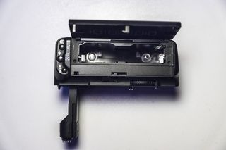 白色表面上的黑色紧凑型摄像头