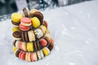 五颜六色的甜麦卡龙排列在塔中