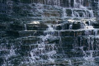 灰色岩层上的瀑布