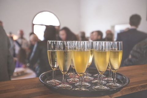 黑色托盘上的透明长笛杯 黑色托盘上的透明长笛杯