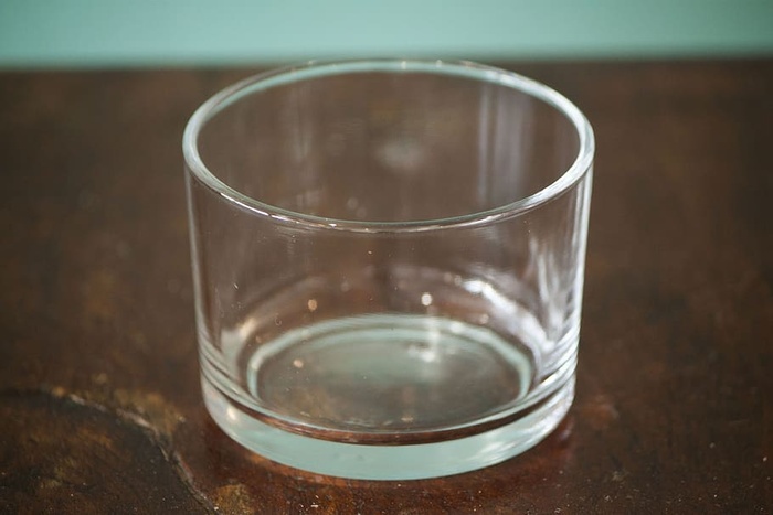 空的短玻璃杯