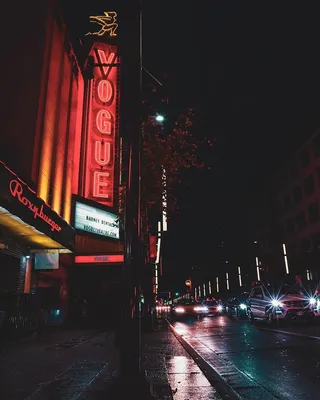 夜间在道路上停车的车辆