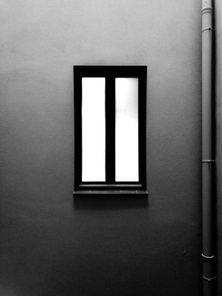 靠近墙壁的封闭式黑框窗户