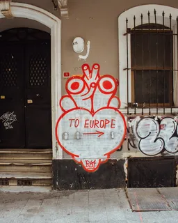 墙上的白色和红色心形欧洲标志 墙上的白色和红色心形欧洲标志