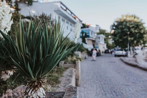 保加利亚内塞巴尔老城狭窄的街道上有老房子