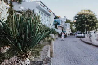 保加利亚内塞巴尔老城狭窄的街道上有老房子