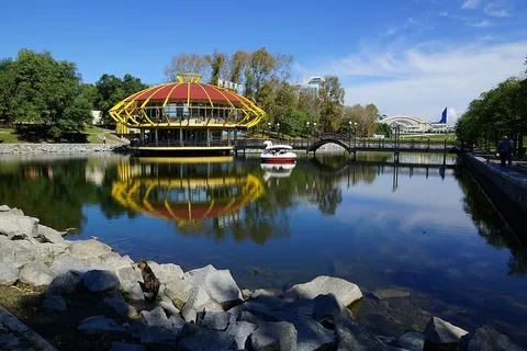 池塘、倒影、水、水中倒影、城市公园、哈巴罗夫斯克、建筑、建筑外部