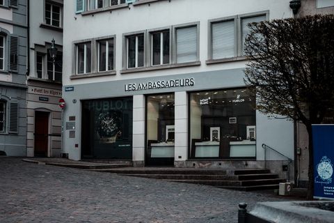 白色混凝土建筑、走道、小径、家居装饰、人行道、人行道、窗户、鹅卵石