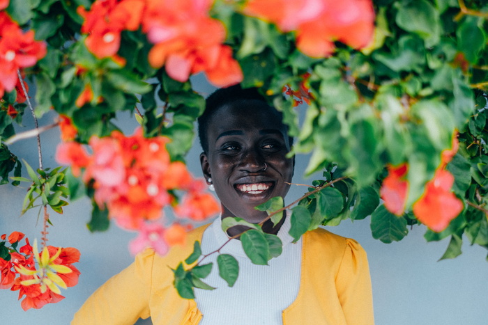 女人，黄色，开衫，微笑，花朵，美丽的女孩，美丽，美丽