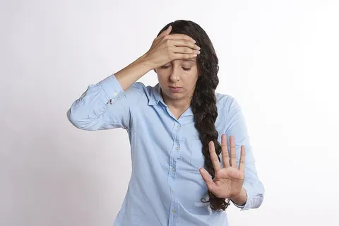 女人,穿着,蓝色,穿着衬衫,停下,做手势,心烦意乱,不知所措 女人,穿着,蓝色,穿着衬衫,停下,做手势,心烦意乱,不知所措