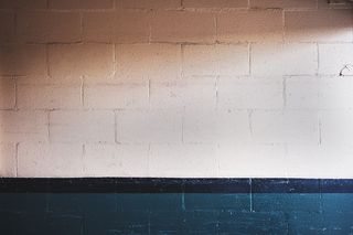 白色和青色砖墙