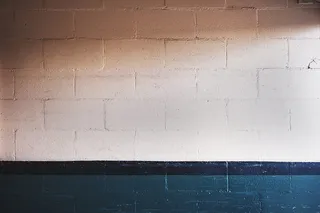 白色和青色砖墙