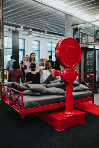 展览中的床和枕头