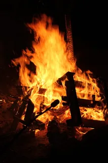 木头、篝火、棒状面包、夏天、朋友、取暖、庆祝、烧烤派对 木头、篝火、棒状面包、夏天、朋友、取暖、庆祝、烧烤派对