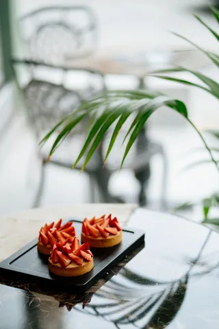 盘子里有三个馅饼