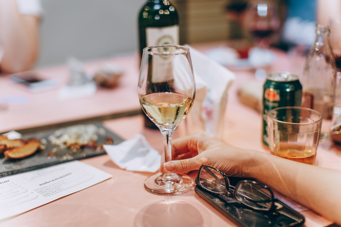 酒杯，白葡萄酒，女人，人，食物，饮料，葡萄酒