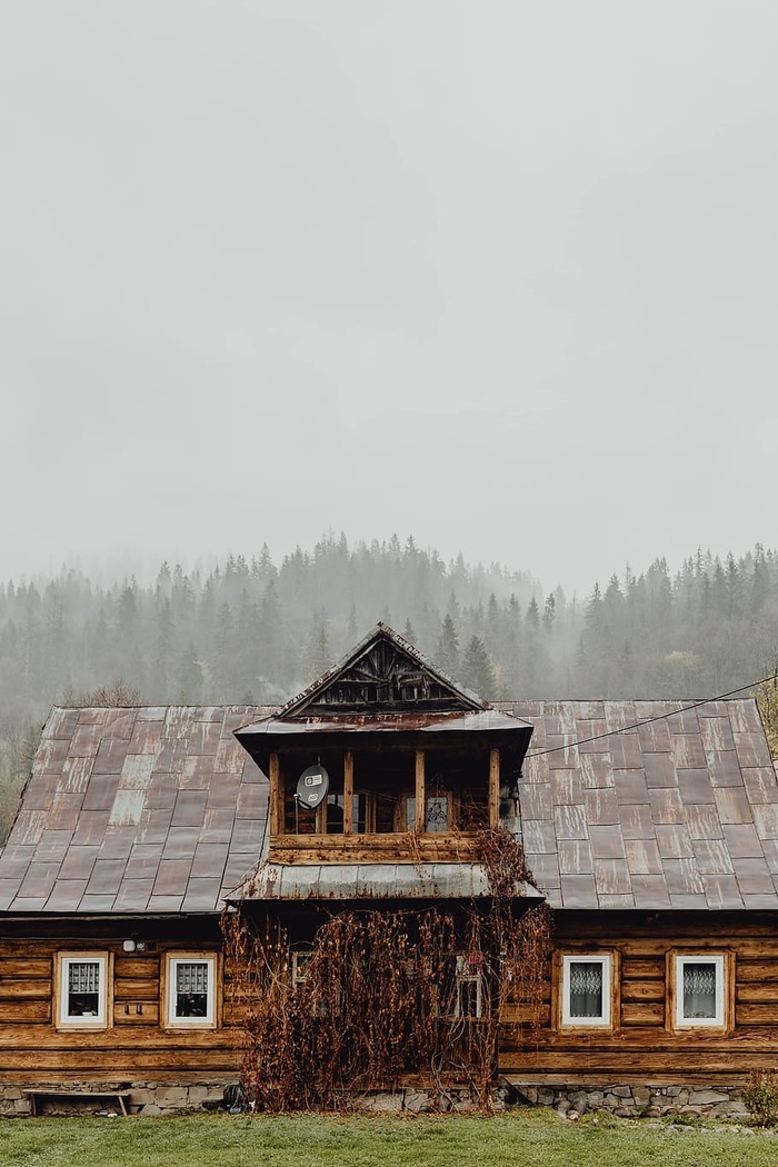 秋天山上的旧木屋