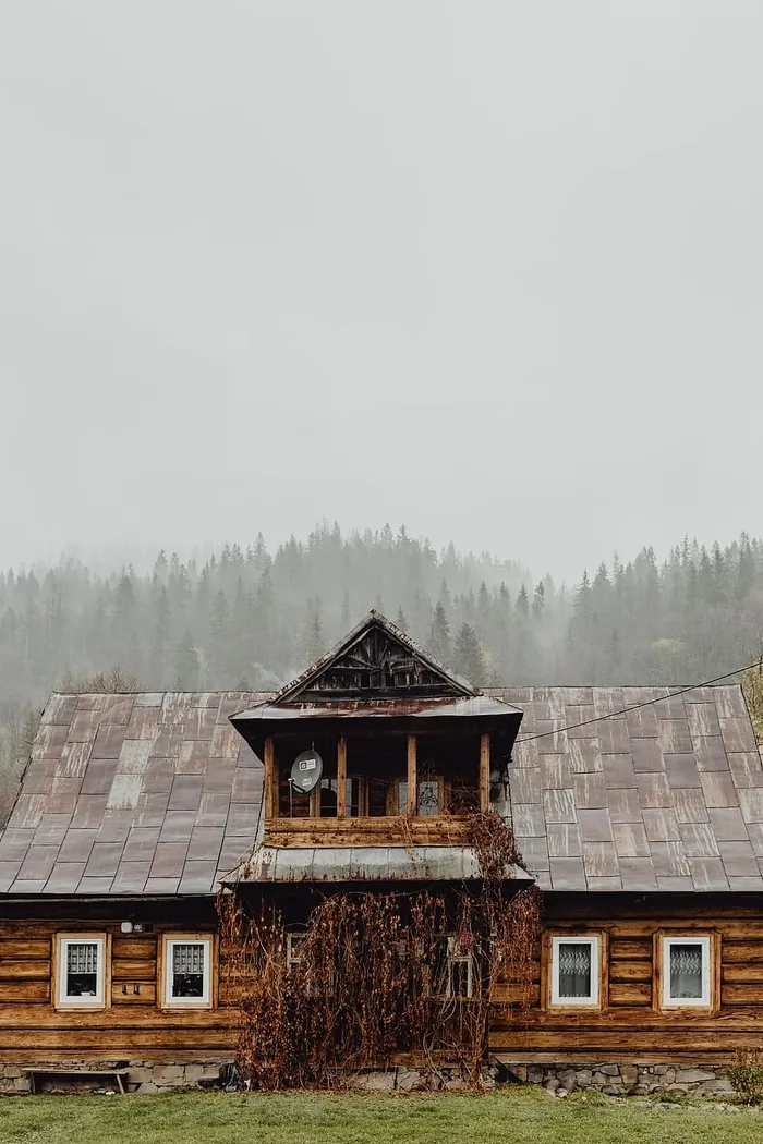 秋天山上的旧木屋
