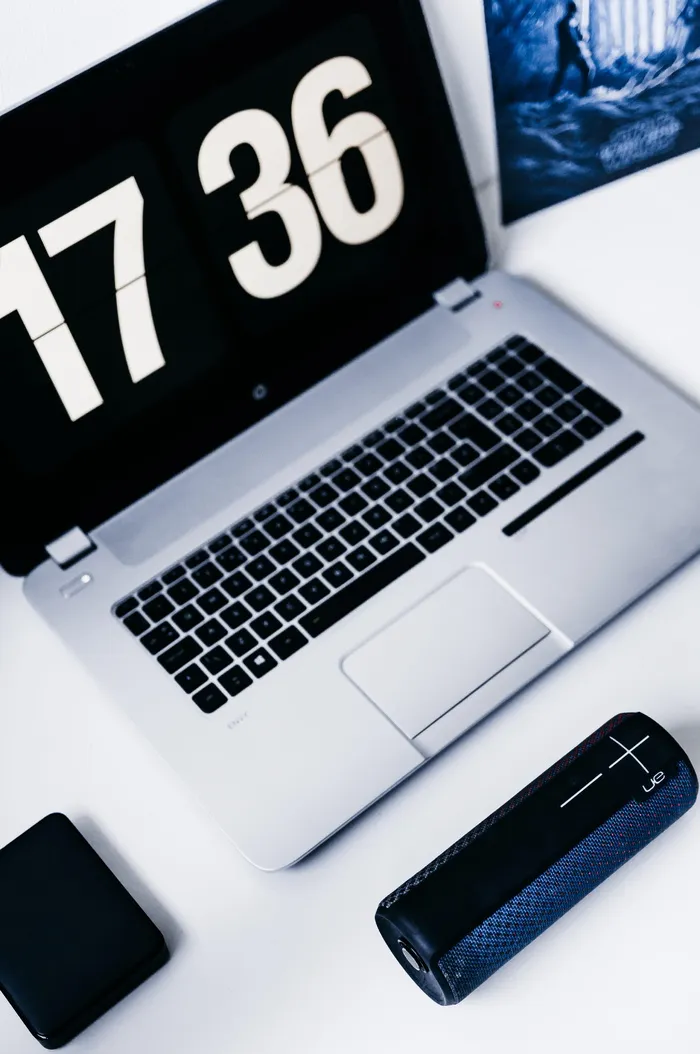 标牌、电脑、笔记本电脑、扬声器、屏幕、时钟、数字、小工具