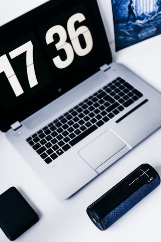 标牌、电脑、笔记本电脑、扬声器、屏幕、时钟、数字、小工具